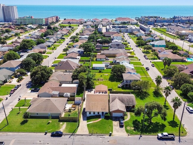 8007 Beluche Dr in Galveston, TX - Building Photo - Building Photo