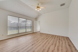512 Asbury Dr in Saginaw, TX - Building Photo - Building Photo