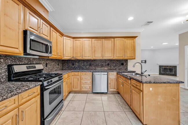 1200 E Highland Ave, Unit Apt 102 in Redlands, CA - Foto de edificio - Building Photo