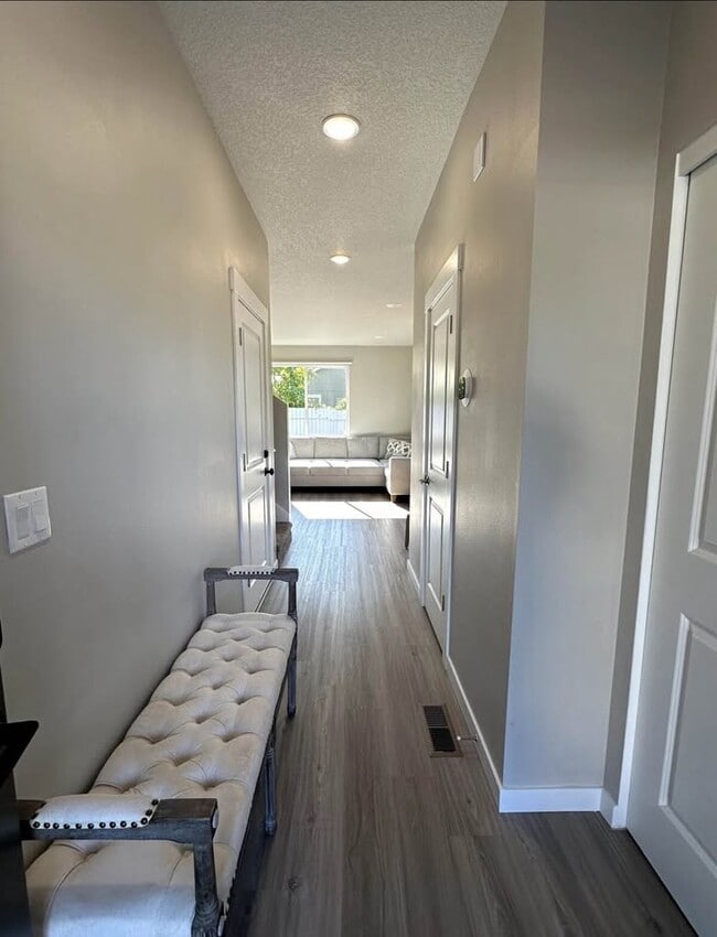 109 Hill Dr in Cathlamet, WA - Building Photo - Building Photo