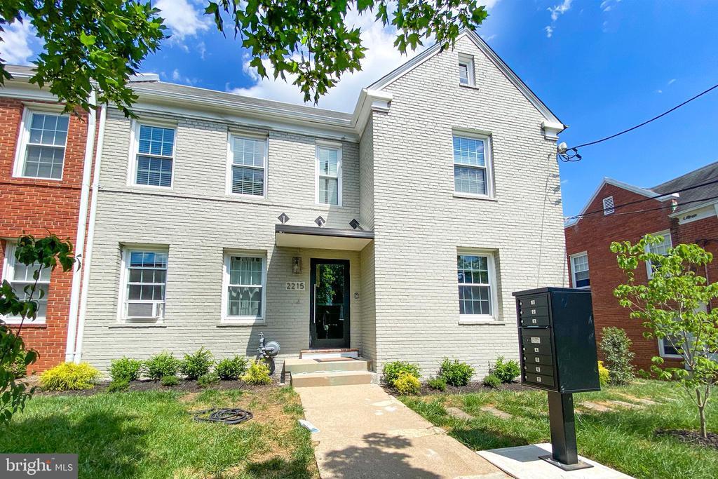 2215 40th St NW in Washington, DC - Building Photo