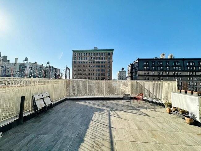 Furnished room/NOT APARTMENT, Unit 3W in New York, NY - Foto de edificio - Building Photo