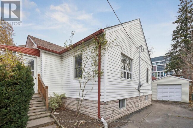 211 Maplehurst Ave in Toronto, ON - Building Photo - Building Photo