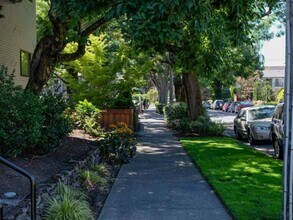 2008 NE Schuyler St in Portland, OR - Building Photo - Building Photo