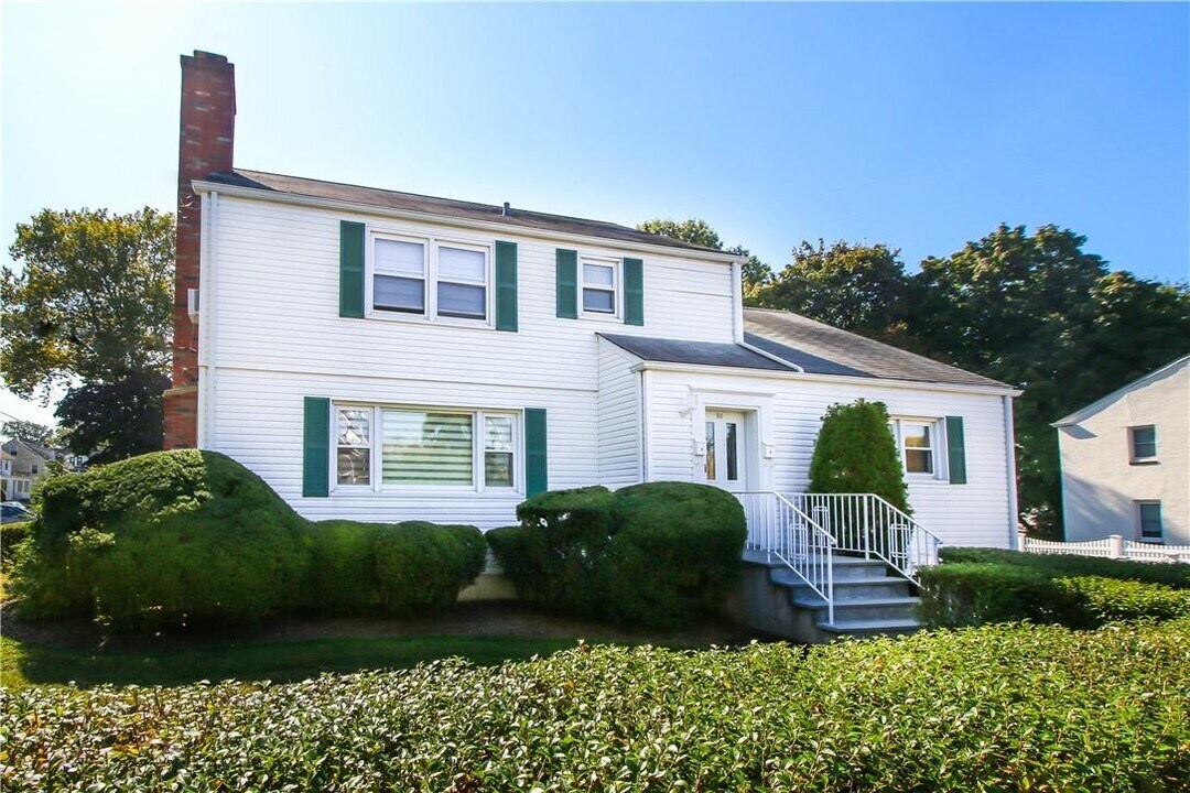 50 Ackerman Pl in Scarsdale, NY - Building Photo