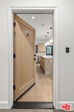 132 S Oakhurst Dr in Beverly Hills, CA - Building Photo - Building Photo