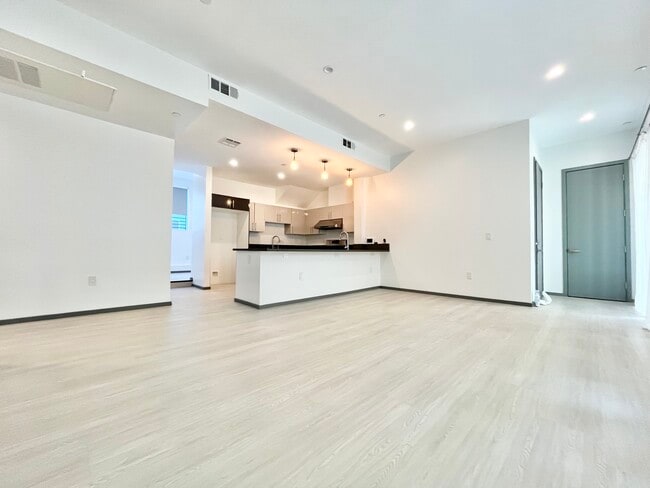 1065 S Wooster St in Los Angeles, CA - Building Photo - Building Photo