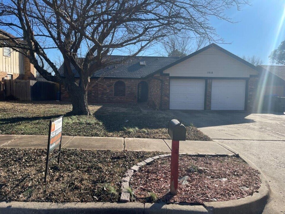 1918 Ridgewood Dr in Norman, OK - Building Photo