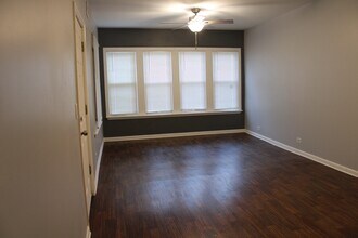4202 N Sacramento Ave-Unit -2 in Chicago, IL - Building Photo - Building Photo