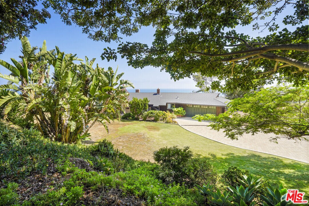 3217 Colony View Cir in Malibu, CA - Building Photo