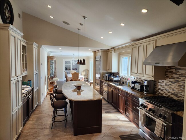 property at 10 Foxwood Ln