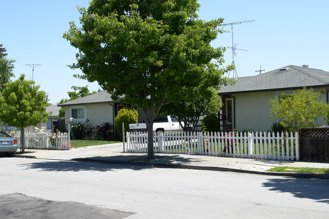 930-932 7th Ave in Redwood City, CA - Building Photo