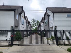 240 Julia St in Houston, TX - Building Photo - Building Photo