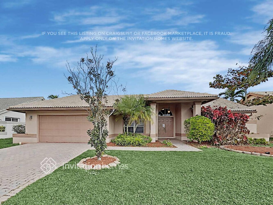 6676 Blue Bay Cir in Greenacres, FL - Building Photo