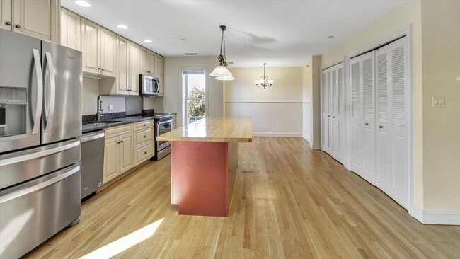 148 Main St in Westhampton Beach, NY - Building Photo - Building Photo