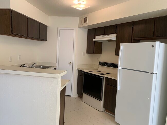 7200 T C Jester Blvd in Houston, TX - Foto de edificio - Building Photo