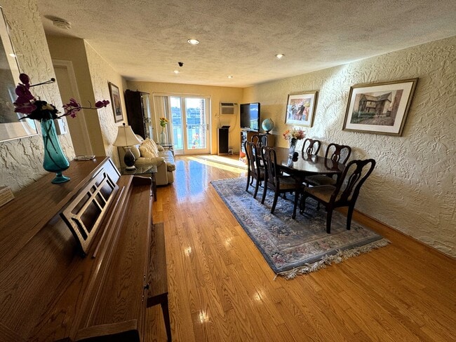 property at 33 Lodgen Ct