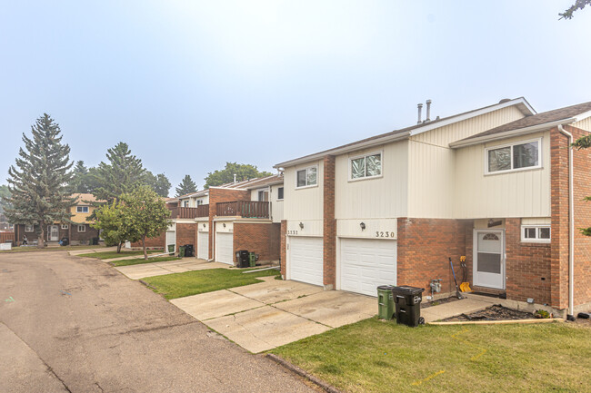 Claregreen Mews in Edmonton, AB - Building Photo - Building Photo