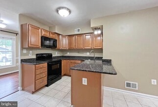 6069 Wycoff Square in Centreville, VA - Building Photo - Building Photo