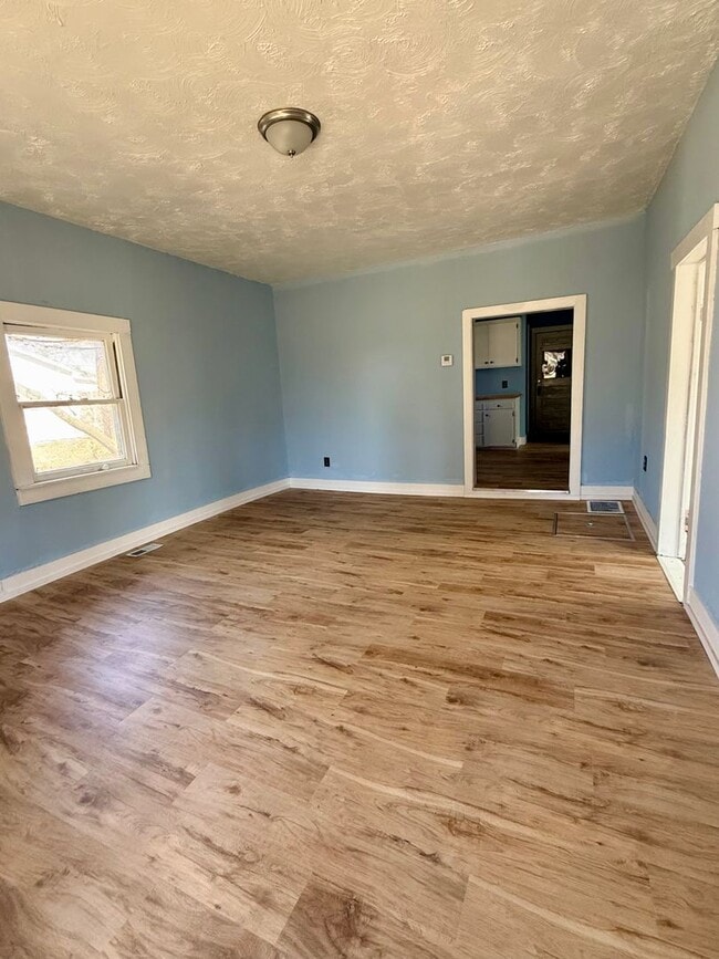 318 NE Paramore St in Topeka, KS - Building Photo - Building Photo