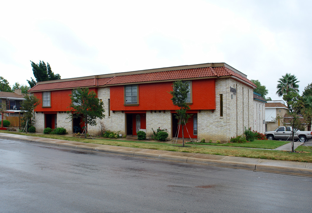 Tamarisk Apartments in San Antonio, TX - Building Photo