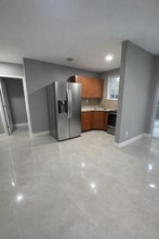 759 NW 69th St, Unit Unit C in Miami, FL - Foto de edificio - Building Photo