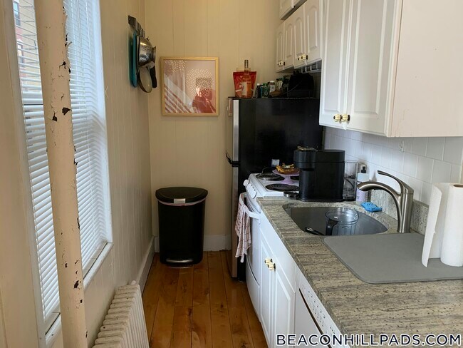 108 Myrtle St, Unit 3 in Boston, MA - Building Photo - Building Photo