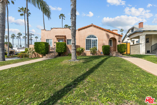 5621 S Mullen Ave in Los Angeles, CA - Building Photo - Building Photo