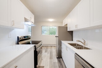 9750-9782 82 Ave NW in Edmonton, AB - Building Photo - Building Photo