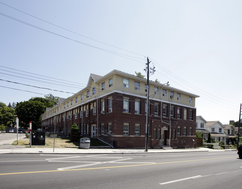 419 Coxwell Ave in Toronto, ON - Building Photo