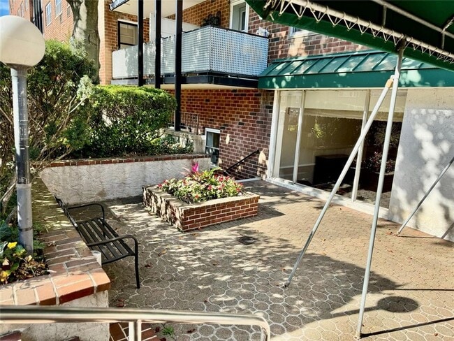 100 Lincoln Ave, Unit 24C in Mineola, NY - Building Photo - Building Photo