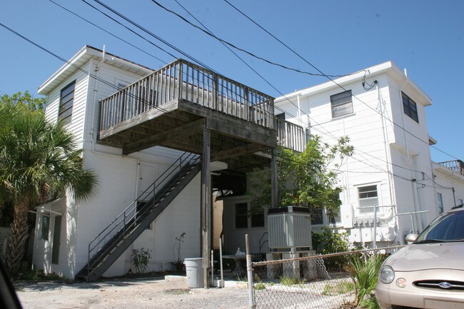 1007 Gulf Way in St Pete Beach, FL - Foto de edificio - Building Photo