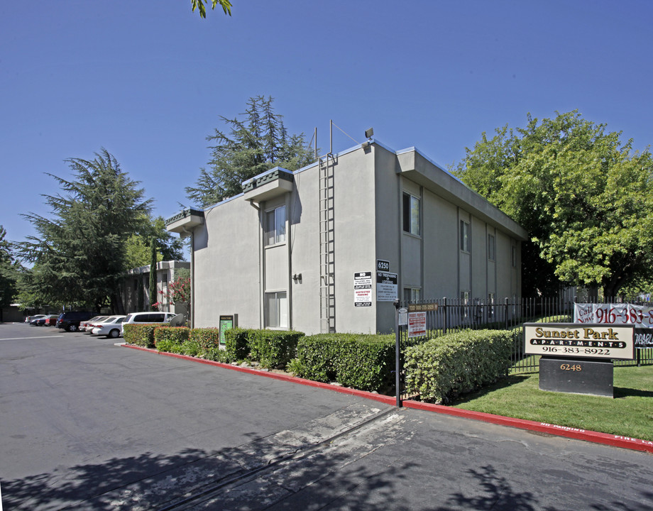 Sunset Park Apartments (No Vacancy) in Sacramento, CA - Foto de edificio