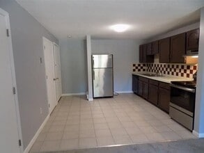 156L Capitol Hill Dr in Londonderry, NH - Building Photo - Building Photo