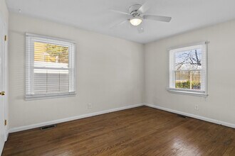 143 E Lowry Ln in Lexington, KY - Building Photo - Building Photo