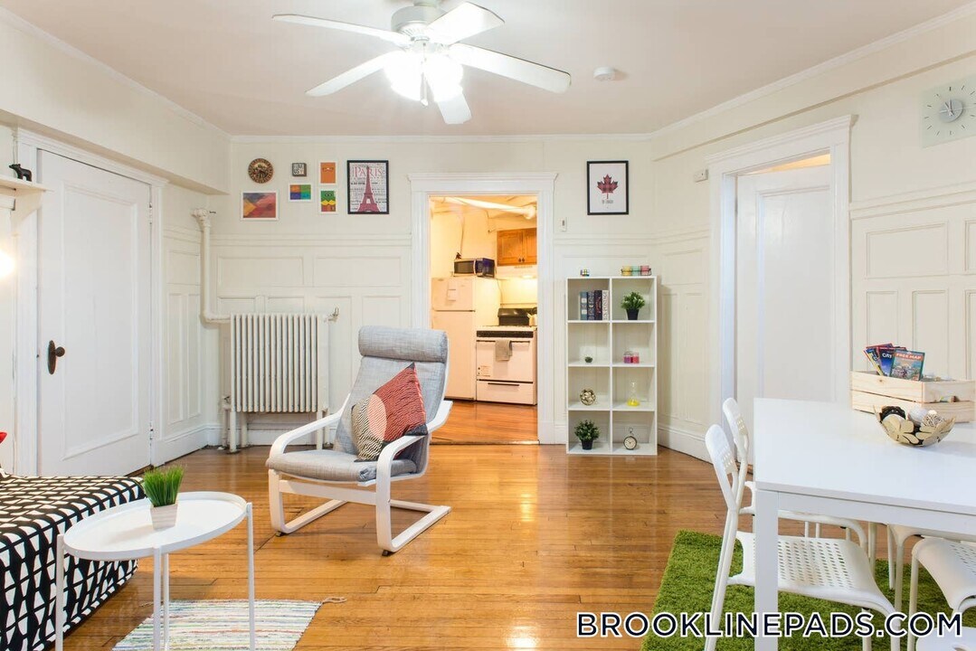 1232 Beacon St in Brookline, MA - Building Photo