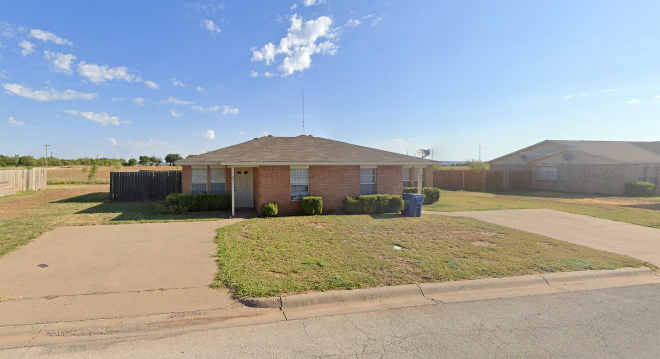 311 Bluebonnet Dr in Winters, TX - Building Photo