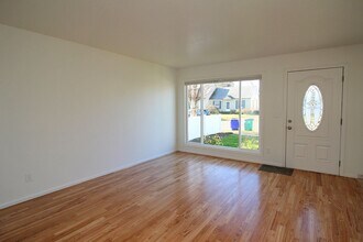 4736 SE 99th Ave in Portland, OR - Building Photo - Building Photo