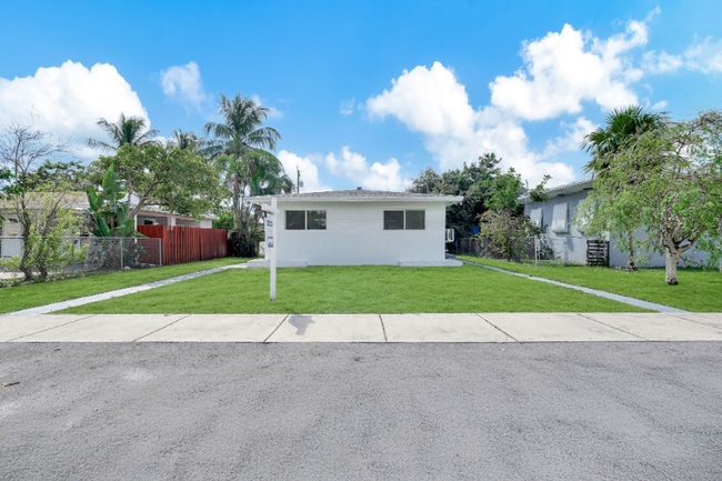 2212 Roosevelt St in Hollywood, FL - Building Photo - Building Photo