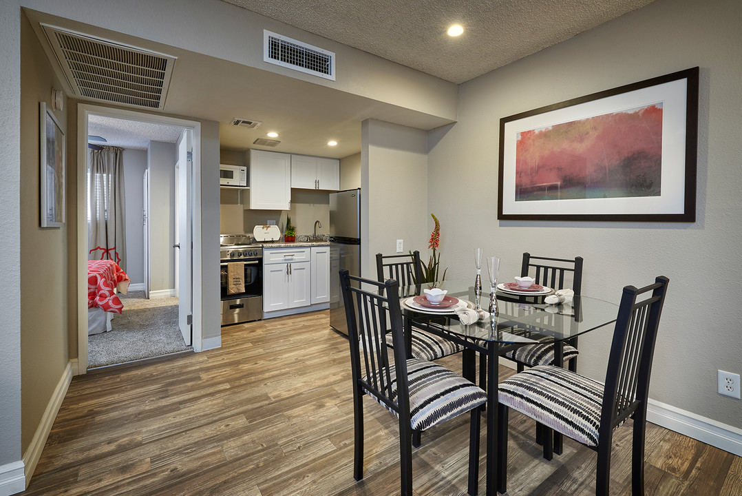 Fiesta Village Furnished - Utilities Included in Mesa, AZ - Foto de edificio