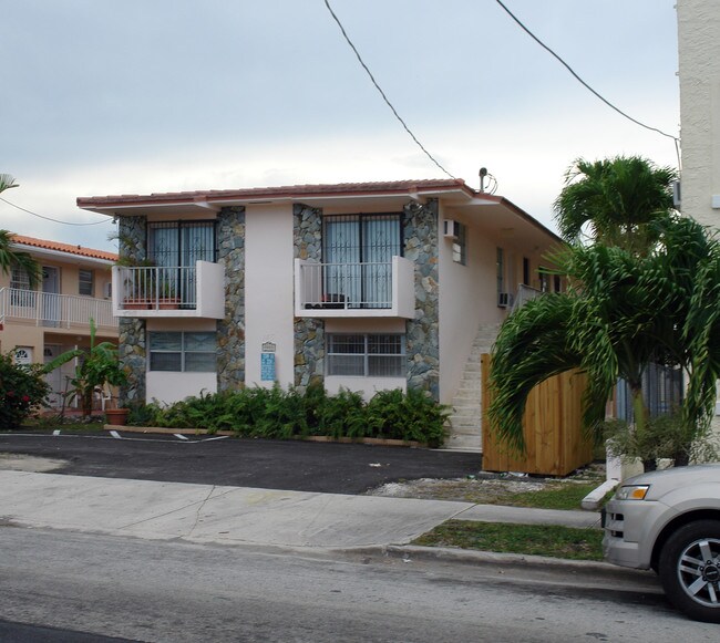 1451 SW 2nd St in Miami, FL - Foto de edificio - Building Photo