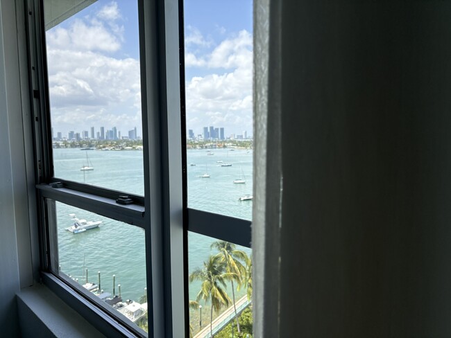 1500 Bay Rd, Unit 1140 in Miami Beach, FL - Building Photo - Building Photo