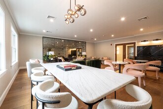 425 Lagrange St, Unit 2 in Boston, MA - Foto de edificio - Building Photo