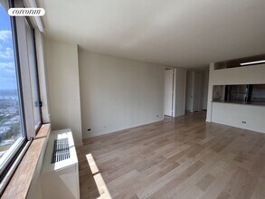 350 W 50th St in New York, NY - Building Photo - Building Photo