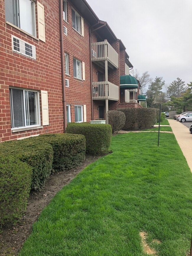 property at 880 Lakeside N Dr