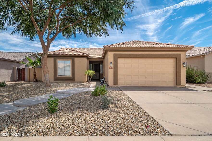 13679 W Tara Ln in Surprise, AZ - Building Photo