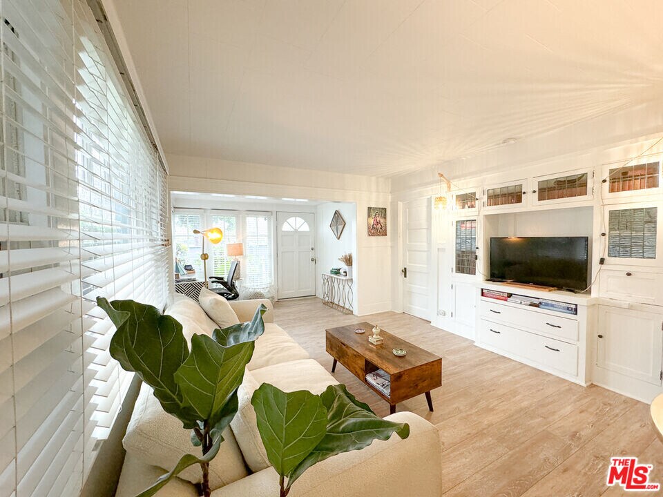 575 Grand Blvd in Los Angeles, CA - Building Photo