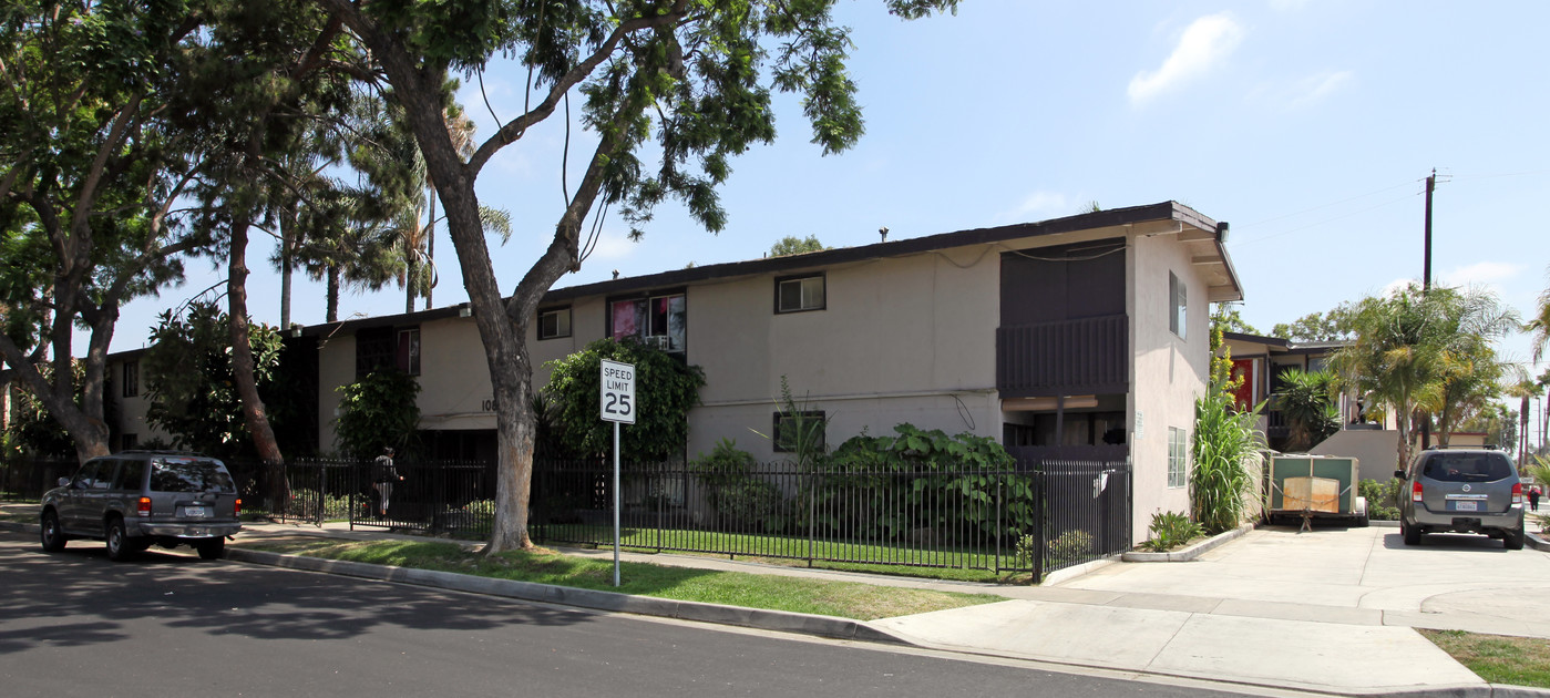 108-116 E Wakefield Ave in Anaheim, CA - Foto de edificio