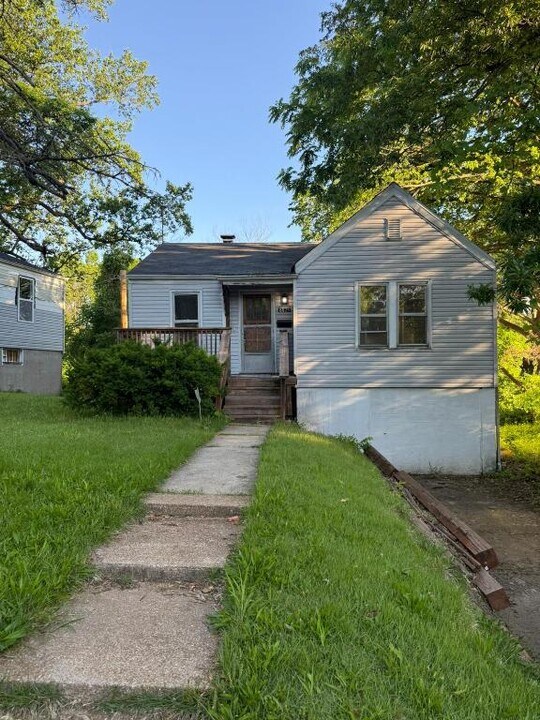 8825 Tyrell Dr in Jennings, MO - Building Photo