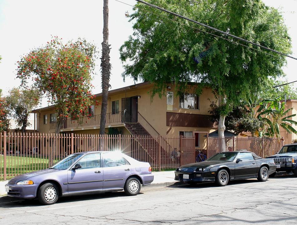 2201 Myrtle St in Santa Ana, CA - Building Photo